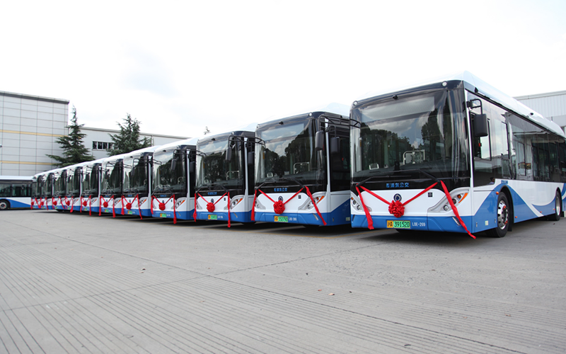 2014年，32辆全新申龙SLK6109铝身混合动力客车批量交付上海浦东公交投入使用。