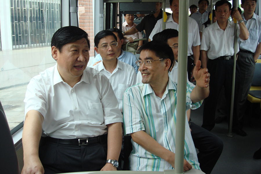 2007年国家主席习近平（时任上海市市委书记）试乘申龙客车首辆氢燃料电池公交车，并在试乘后给予了高度评价